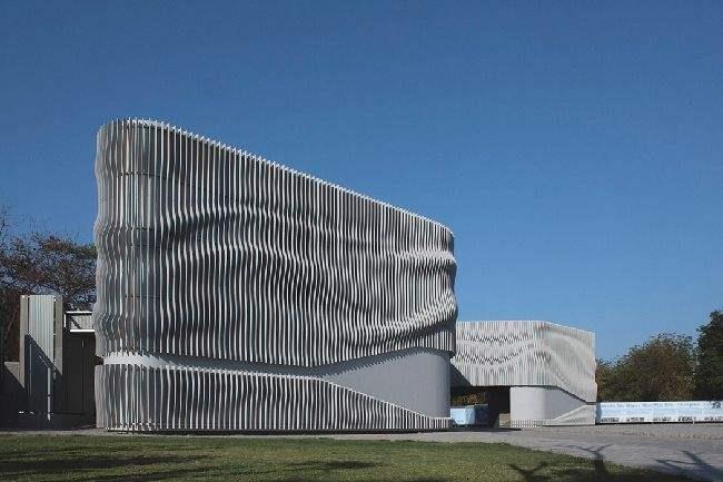 信州区浅谈现代建筑采用网架结构安装的主要优势和应用